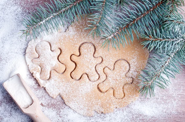 Baking cookies. Dough, gingerbread men, flour,  Christmas tree o — Stock Photo, Image