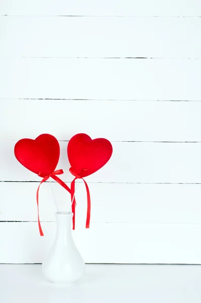 Tarjeta de San Valentín. Corazones de San Valentín en un jarrón blanco en una b de madera —  Fotos de Stock