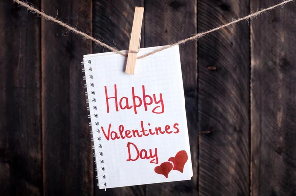 Nota con palabras escritas Feliz día de San Valentín colgando en el clo — Foto de Stock