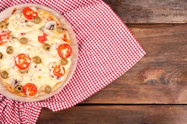 Pizza with mushrooms, cheese, mozzarella, olives and cherry toma — Stock Photo, Image