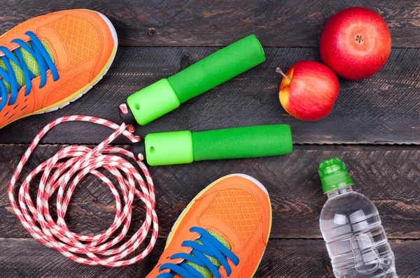 Sportuitrusting. Sportschoenen, touw, apple en fles o overslaan — Stockfoto