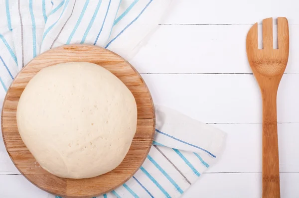 Massa para pão ou pizza e toalha de cozinha em madeira rústica velha — Fotografia de Stock