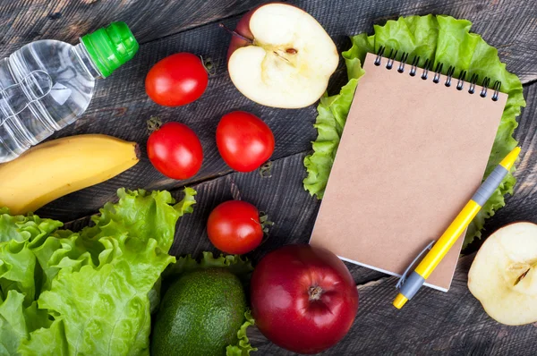 Färska ekologiska grönsaker och frukter. Sallad, avokado, äpple, ba — Stockfoto