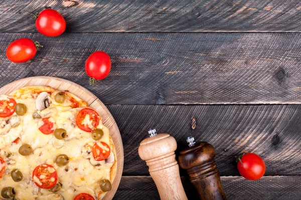Pizza background. Pizza with mushrooms, cheese, mozzarella, oliv — Stock Photo, Image