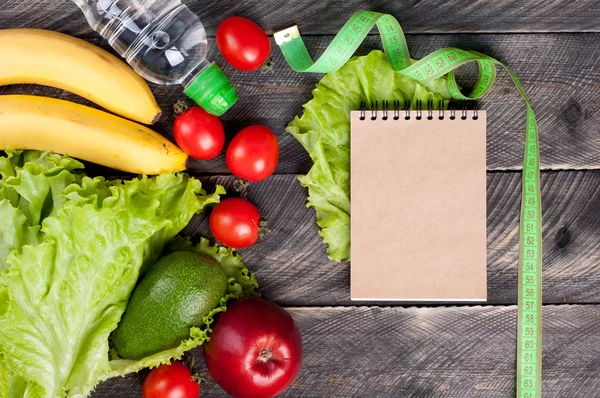 Färska grönsaker, frukter och måttband. Öppet tom anteckningsbok — Stockfoto