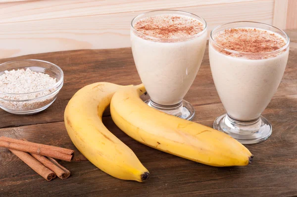 Färsk banan smoothie med havregryn — Stockfoto