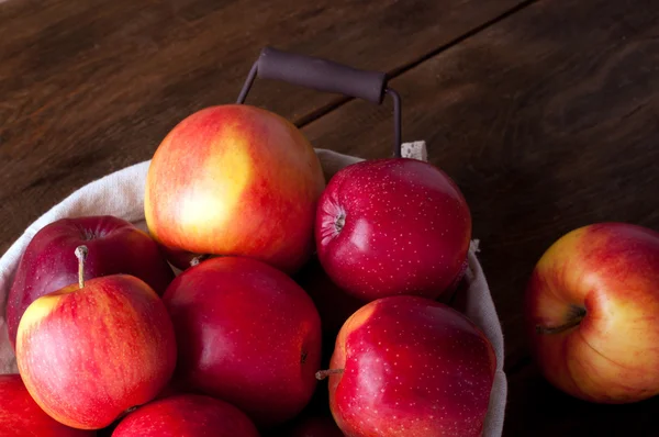 Reife frische rote Äpfel — Stockfoto