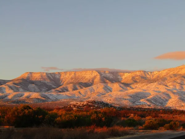 晨光下白雪覆盖的高山 — 图库照片
