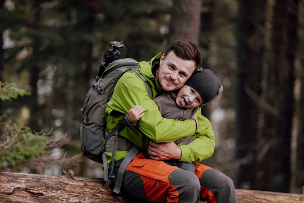 Papá Hijo Niño Con Mochila Turística Sentado Viejo Árbol Con Fotos De Stock