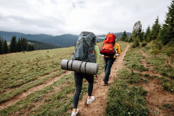 Madre Padre Con Bebé Portador Mochila Caminando Bosque Montaña Otoño Imágenes De Stock Sin Royalties Gratis