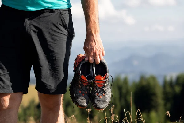 Hombre Sosteniendo Zapatillas Las Montañas Imágenes De Stock Sin Royalties Gratis