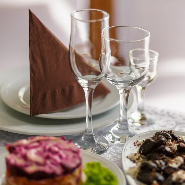 Empty glasses set in restaurant — Stock Photo, Image