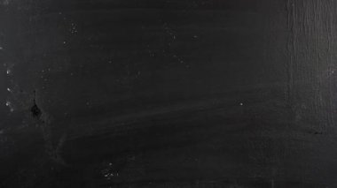 Blackboard kara tahta tebeşir üzerinde çizilmiş gülen