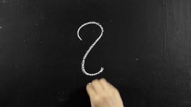 Soru işareti yazı tahtası kara tahta tebeşir yazılmış — Stok video