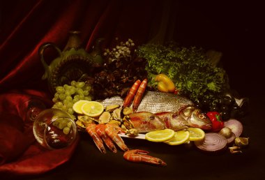 Balık, deniz ürünleri ve karanlık bir arka plan üzerinde şarap ile natürmort