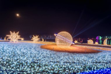 Singha Park Chiang Rai, Tayland 'daki Aydınlanma Köyü' nde yıldız olarak dekore edilen LED ampulünün manzarası.