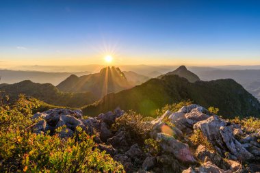 Chiang Mai, Tayland 'da gün batımında Doi Luang Chiang Dao' nun manzarası.