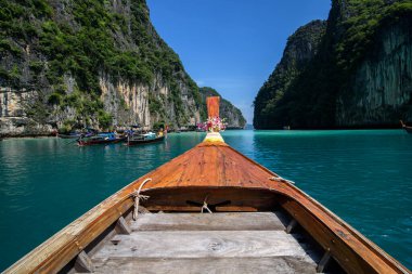 Phi Phi Adası, Krabi, Tayland 'daki uzun kuyruklu teknenin baş teknesinin manzarası..