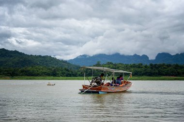 Teknenin manzarası Sangkhla Buri, Kanchanaburi, Tayland.