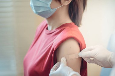 Aşı olduktan sonra bir kadın, koronavirüs, covid-19 ve aşı konsepti.