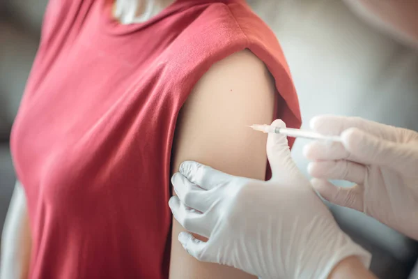Жінка Отримує Вакцинацію Коронавірус Коїд Концепцію Вакцинації Стокова Картинка