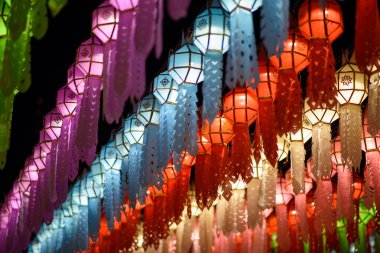 Hariphunchai Tapınağı, Lamphun, Tayland 'da Renkli Işıklandırma Feneri Festivali.