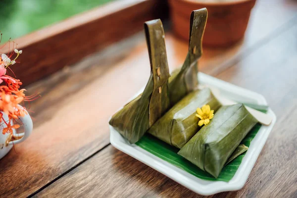 Buharda pilav ve muz, Tayland sokak yemeği..