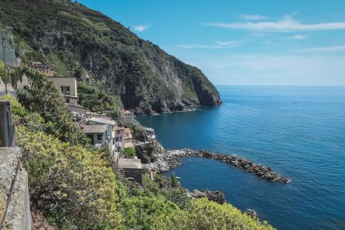 Gündüz vakti İtalya 'da Cinque Terre Ulusal Parkı manzarası.