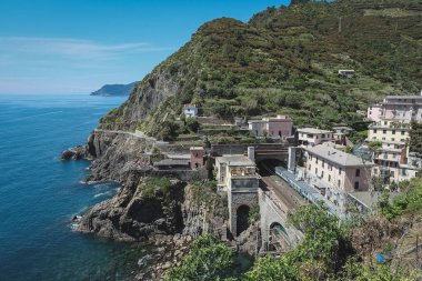 Gündüz vakti İtalya 'da Cinque Terre Ulusal Parkı manzarası.
