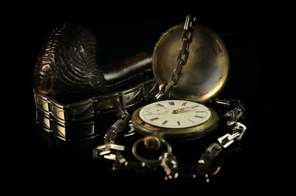 Oude horloge en pijp en kerosine lamp — Stockfoto