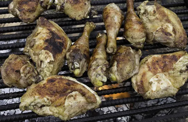 Kochen einige Freerange Hähne — Stockfoto