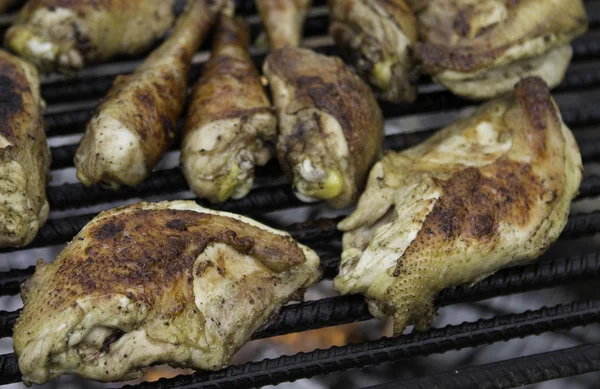 Herencia de pollo cocinando en una fogata —  Fotos de Stock