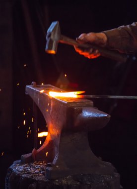 Bir sıcak metal çubuk çekiç demirci