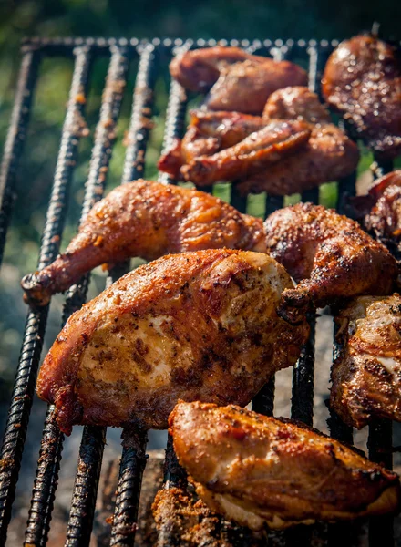 Kip koken op een open brand — Stockfoto