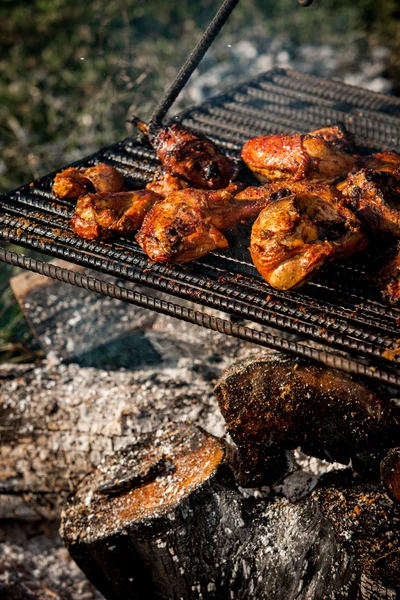 Kuřecí vaření na otevřeném ohni — Stock fotografie