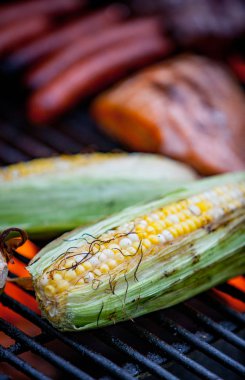 Sosisli sandviç, biftek ve bir ızgara somon