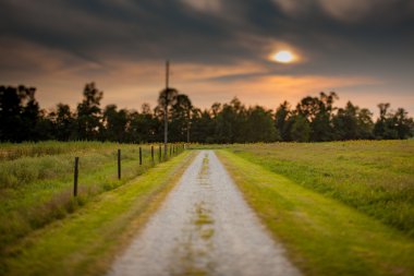 Toprak yol alacakaranlıkta