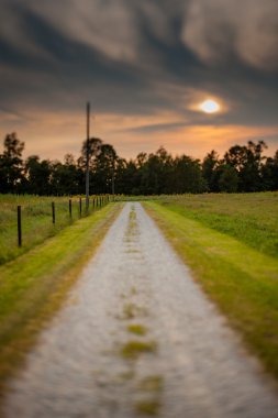 Toprak yol alacakaranlıkta