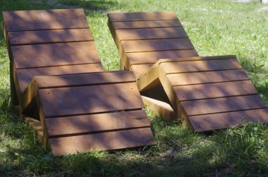 İki ahşap şezlong