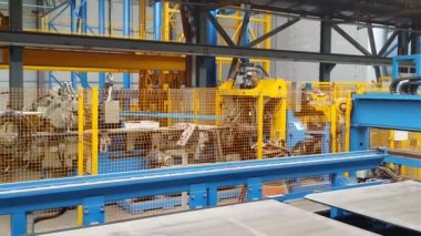 Önceden yapılmış beton bir fabrikada kaynak makinesinin filmi