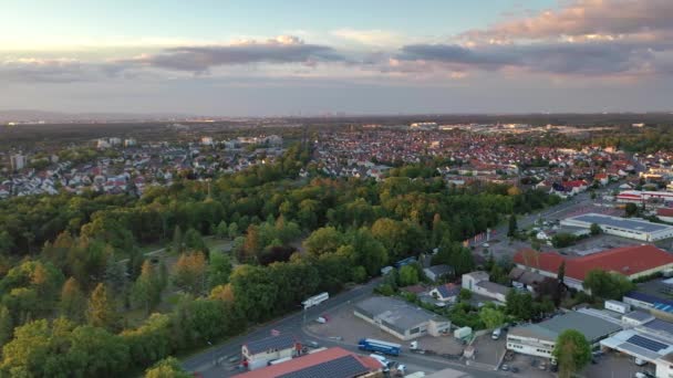 Moerfelden Walldorf Şehrinin Insansız Hava Aracı Filmini Akşam Saatlerinde Frankfurt — Stok video
