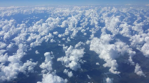 Imagem de nuvens afrouxadas de cima tiradas de um avião — Fotografia de Stock