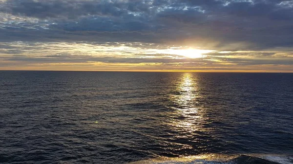 Afbeelding van een zonsondergang op de oceaan genomen van een cruiseschip voor Noorwegen — Stockfoto