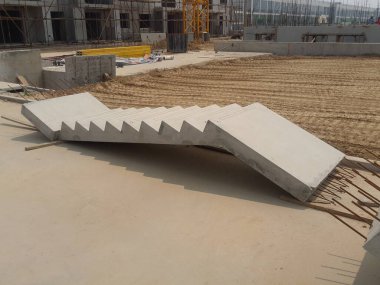 Bağlantı desteği ve inişleri hazır olan prefabrik merdivenlerin resmi
