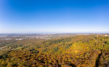 Almanya 'da Darmstadt yakınlarındaki Frankenstein Şatosu' nun sonbaharda Ren-Main bölgesini gören insansız hava aracı fotoğrafı.