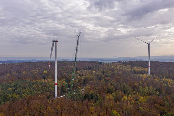 Imagem Drone Uma Turbina Eólica Construção Uma Área Florestal Alemanha — Fotografia de Stock