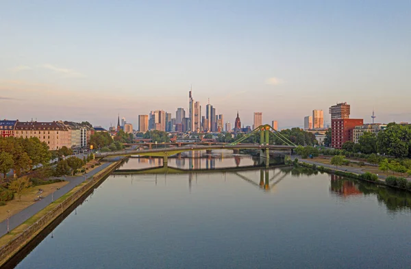 Luftfoto Frankfurt Skyline Flod Vigtigste Solopgang Med Refleksioner Vand Glas - Stock-foto