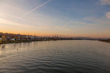Gün batımında Ren nehri ve Alman tarihi kenti Mainz 'in üzerindeki panoramik resim
