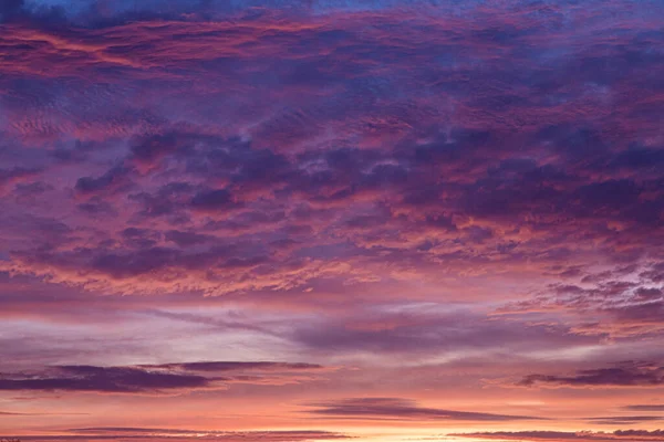 Kép Egy Színes Nagy Kontrasztú Napfelkeltéről Fényes Felhő Képződményekkel Németországban — Stock Fotó