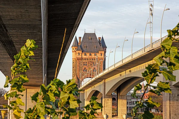 Blick Auf Nibelungenturm Und Nibelungenbrücke Worms Bei Sonnenaufgang Ohne Verkehr — Stockfoto